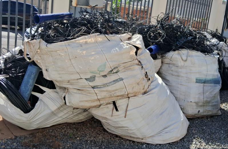 retirada de cabos irregulares em postes de Tangará da Serra