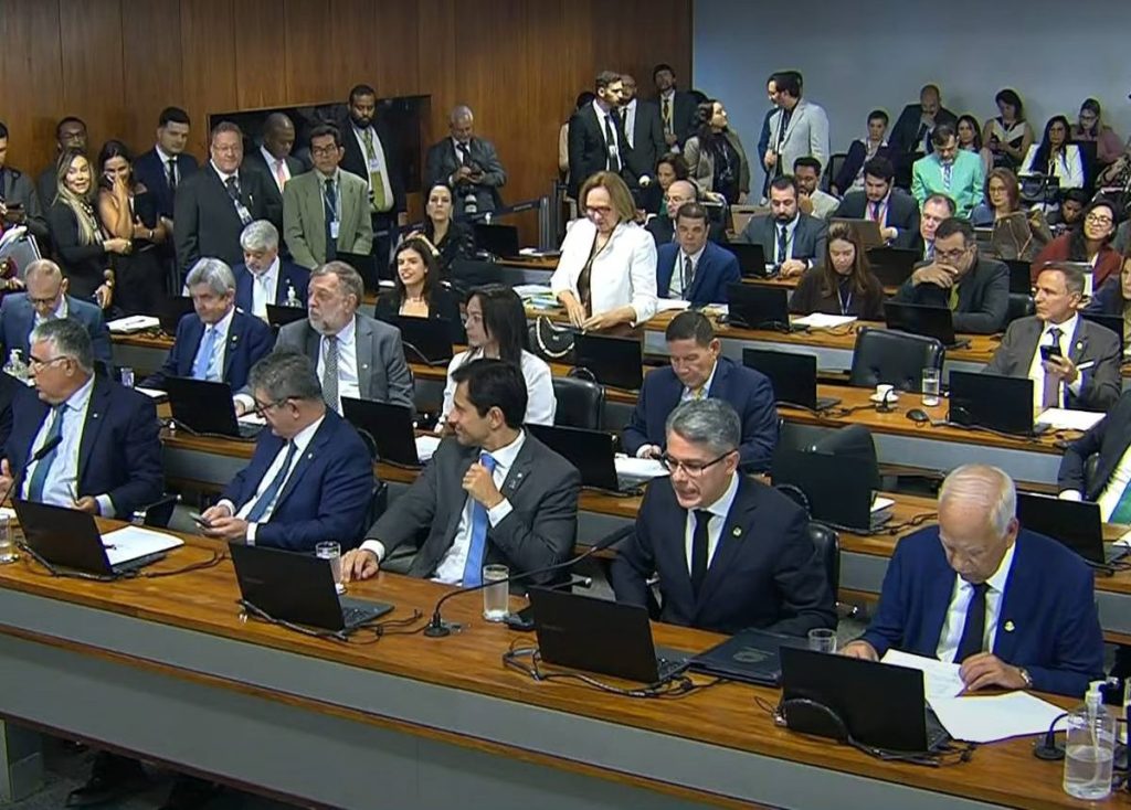 Senador Alessandro Vieira durante sessão da CCJ que rejeitou a PEC da Blindagem