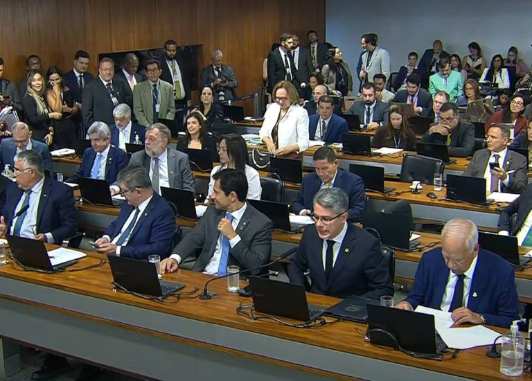 Senador Alessandro Vieira durante sessão da CCJ que rejeitou a PEC da Blindagem