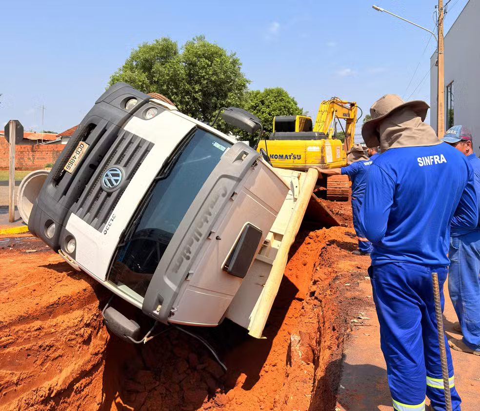 Caminhão cai em buraco de obra da Prefeitura de Tangará da Serra
