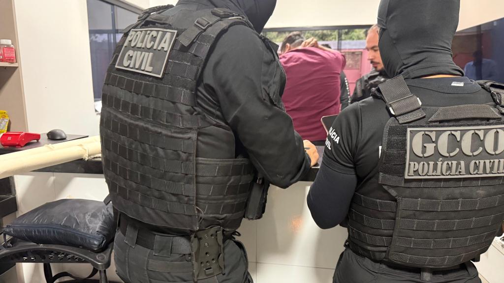 Policiais civis cumprem mandados da Operação Conductor contra grupo criminoso de tráfico e lavagem de dinheiro