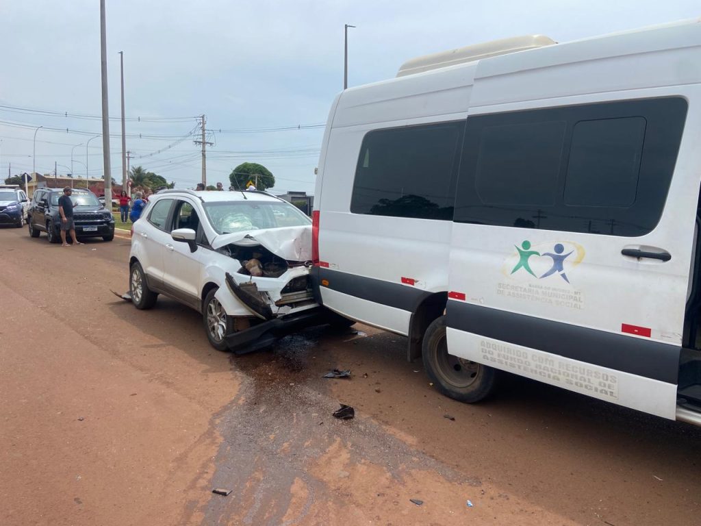 Acidente em Tangará da Serra com van da saúde, Ecosport e Jeep Renegade