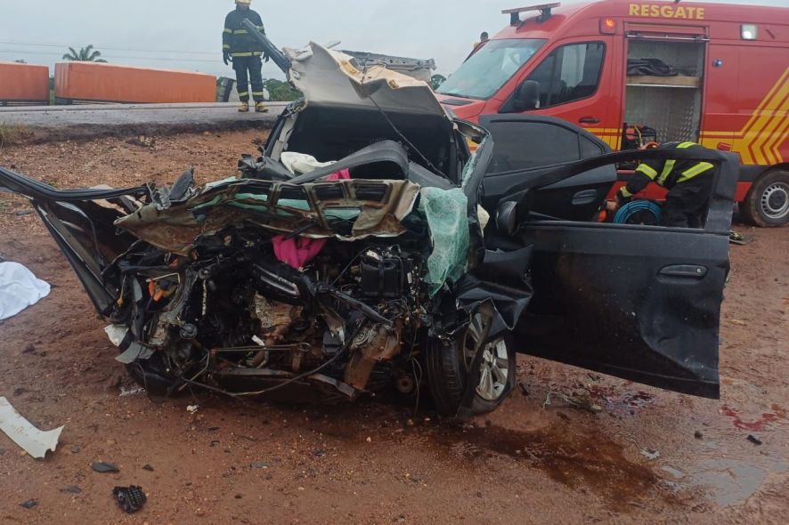 carro destruído em acidente fatal na BR-163 com três vítimas