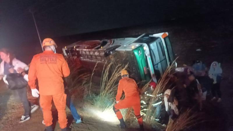 Ônibus tombado na BR-070 em Primavera do Leste com nove feridos