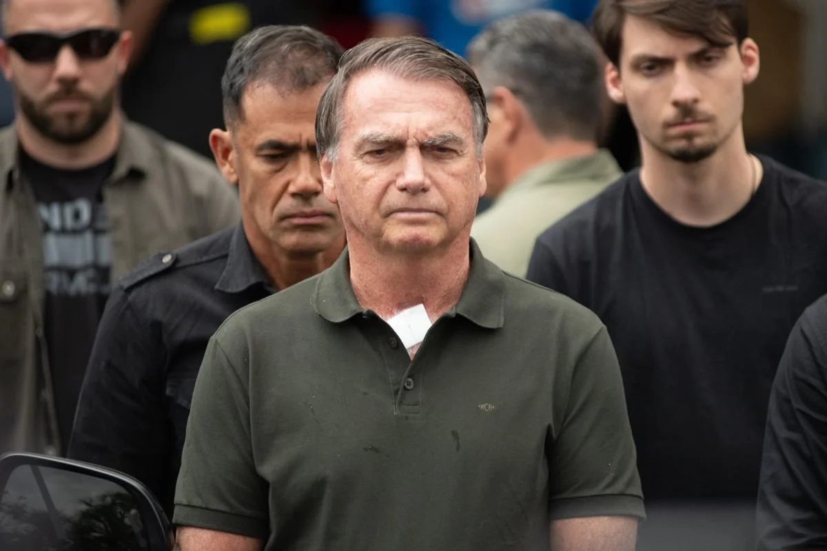 Jair Bolsonaro em prisão domiciliar aguardando julgamento no STF