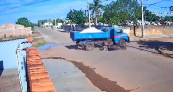 Jovem morre esmagado por caminhão após acidente de moto em cruzamento