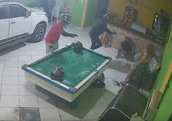 bandidos invadem bar e executam dois jovens a tiros
