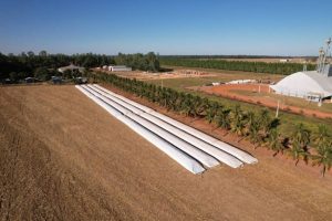 A imagem mostra silos de armazenagem de grãos no Mato Grosso, ilustrando o déficit de infraestrutura no agronegócio brasileiro.