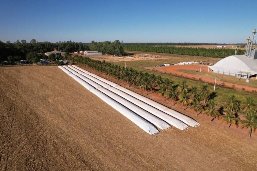 A imagem mostra silos de armazenagem de grãos no Mato Grosso, ilustrando o déficit de infraestrutura no agronegócio brasileiro.