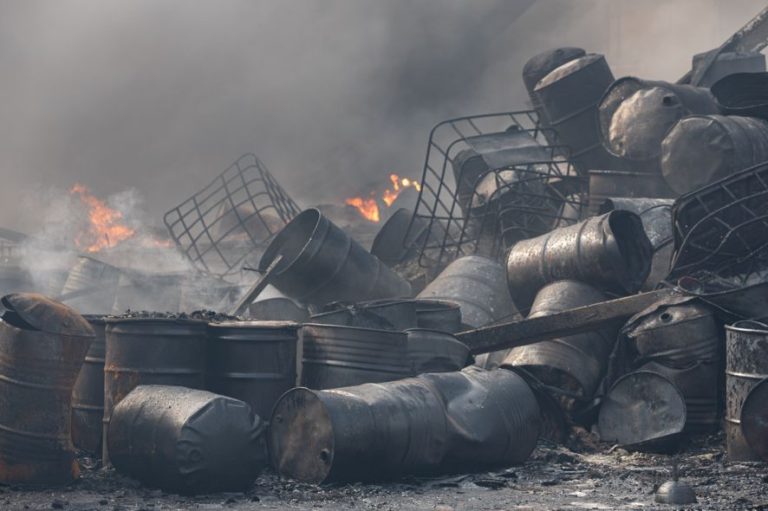 Incêndio em centro de reciclagem no bairro Coophamil com prejuízo de R$ 10 milhões