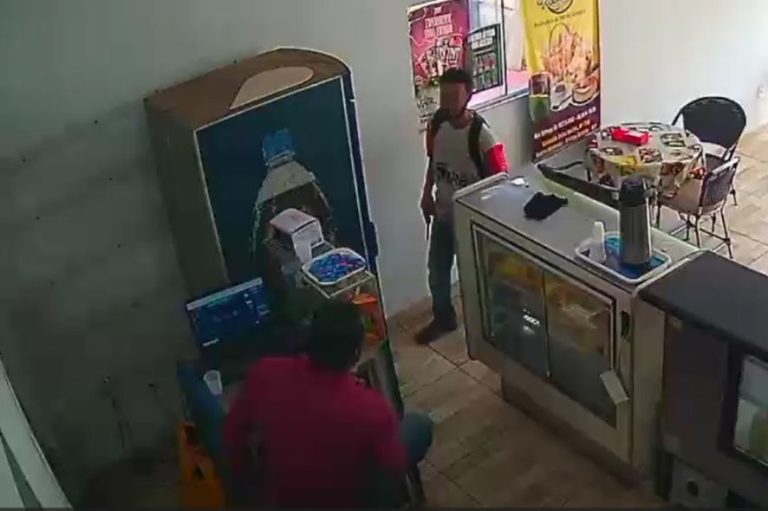 imagem de câmera de segurança registrando roubo a padaria