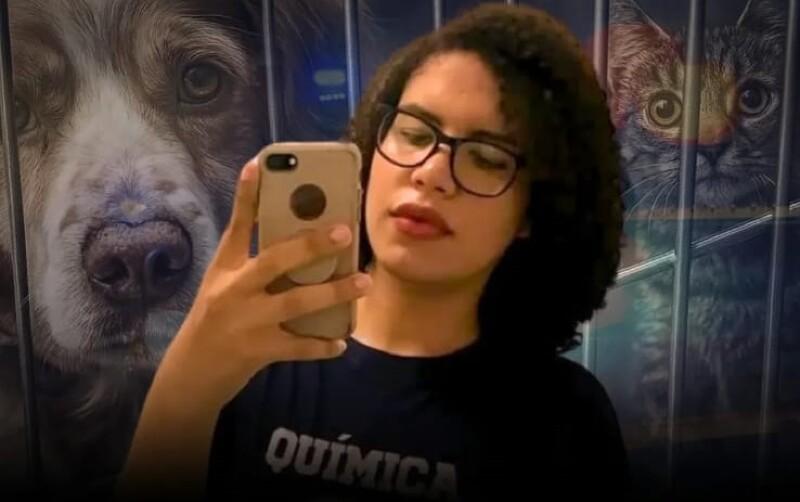 Estudante acusada de matar gatos rompe tornozeleira durante surto psicótico